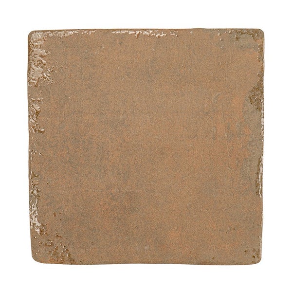 Quadratische Wandfliese mit rustikaler Oberflächenstruktur und unregelmäßigem Rand für einen natürlichen Look.