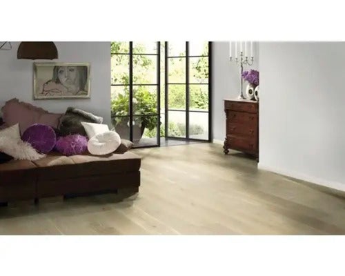 Wohnzimmer mit hellem Holzboden, Sofa und Kommode