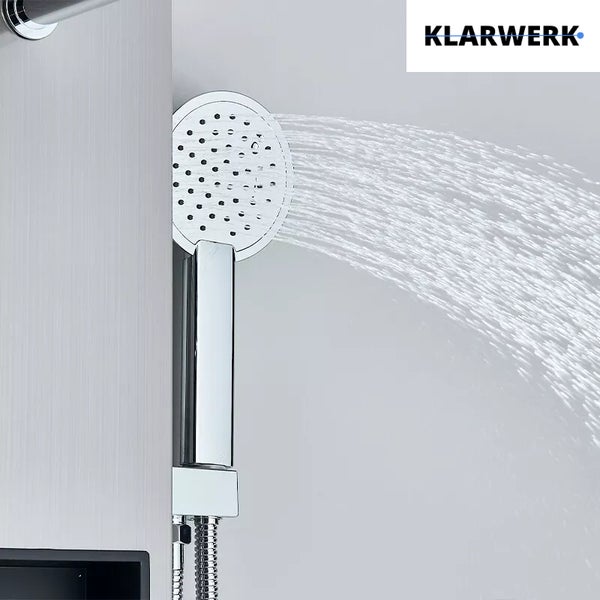 Duschkopf mit Wasserstrahl und Klarwerk Logo