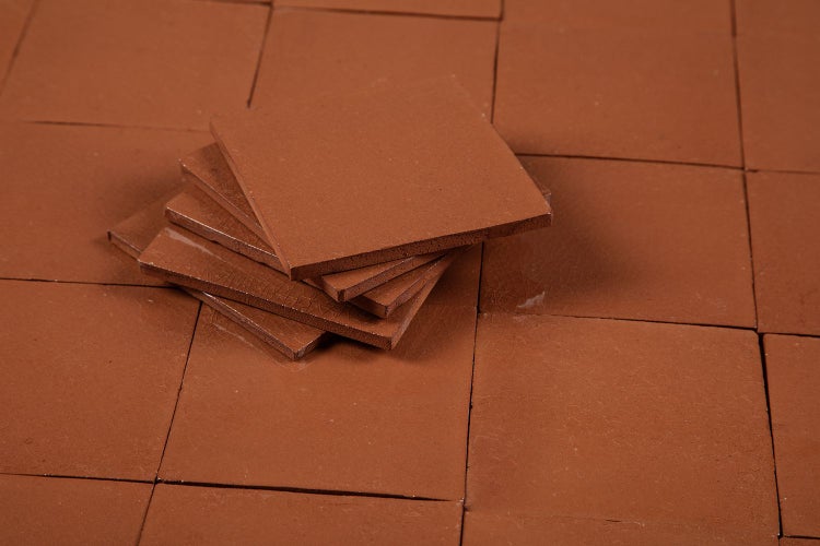 Quadratische Terracotta Fliesen gestapelt