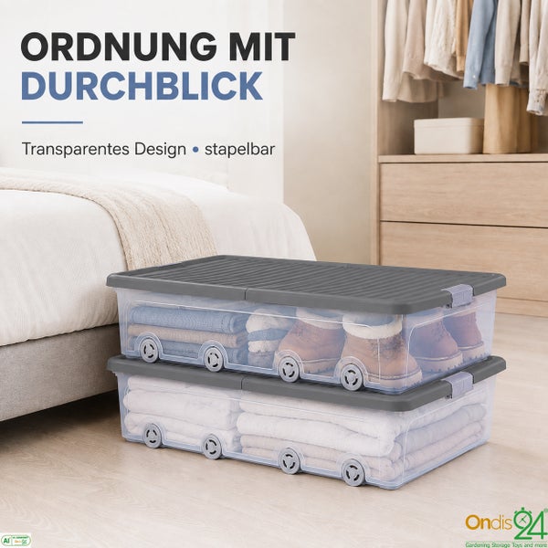 Zwei stapelbare Unterbettboxen aus Kunststoff mit Deckel und Rollen zur Aufbewahrung von Kleidung und Schuhen in einem Schlafzimmer.
