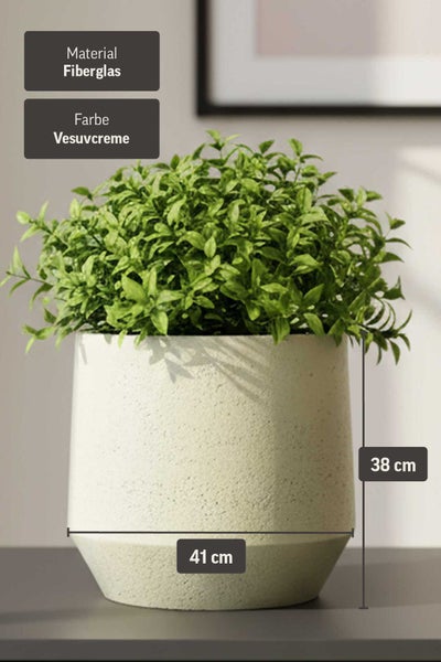 Pflanzkübel aus Fiberglas in Vesuvcreme, Höhe 38 Zentimeter, Durchmesser 41 Zentimeter, mit einer grünen Pflanze.