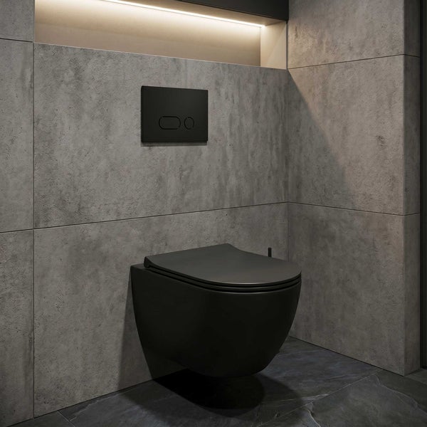 Wandhängendes WC in modernem Bad mit Betonoptik Fliesen und schwarzer Betätigungsplatte.