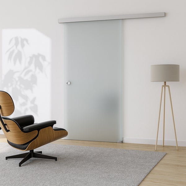 Raumszene mit Glasschiebetür, Sessel und Stehlampe