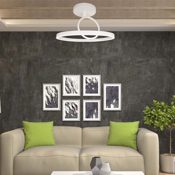 Modernes Wohnzimmer mit Deckenleuchte, Sofa, Kissen, Bildern und Zimmerpflanze