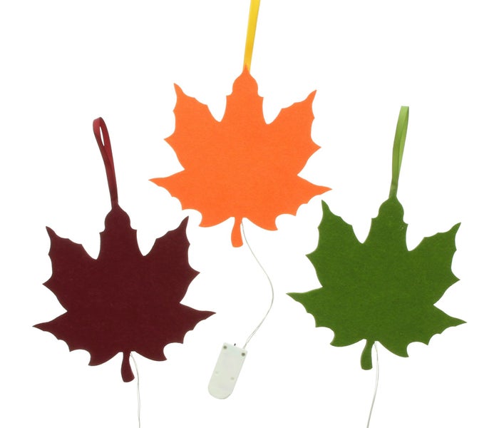 Drei Ahornblatt-Dekorationen mit Beleuchtung