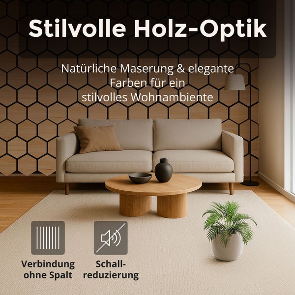 Wohnzimmer mit Wandpaneelen in Holzoptik mit Sechseck-Muster, beigem Sofa und Couchtisch. Symbole für fugenlose Verbindung und Schallminderung.