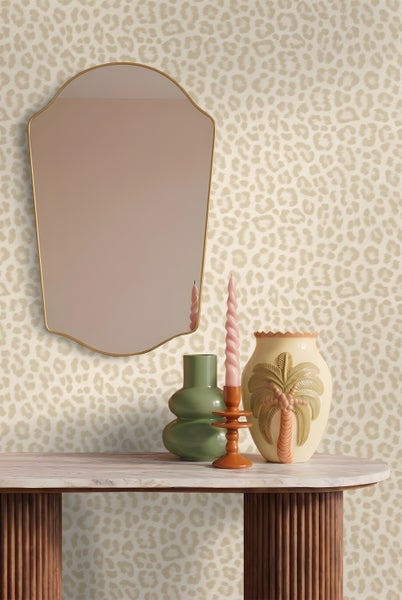 Tapete mit Leopardenmuster in einem modern gestalteten Raum mit Spiegel, Marmortisch und dekorativen Vasen.