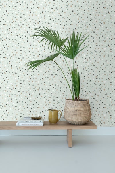 Dekorative Tapete mit Terrazzo Muster im Innenraum mit Pflanze