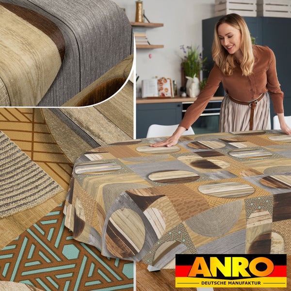 Abwaschbare Tischdecke mit geometrischem und kreisförmigem Muster in Erdtönen, auf einem Tisch in einer Küche, Anro Deutsche Manufaktur Logo.