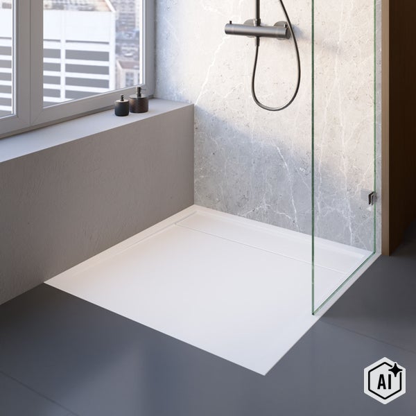 Moderne bodenebene Duschwanne mit Glasduschwand und integrierter Armatur vor einer Wand mit Marmoroptik und Fenster.