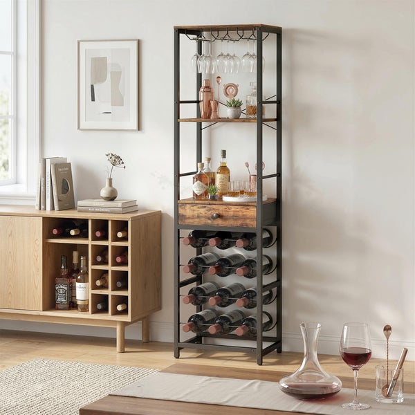 Hohes Barregal im Industriedesign mit schwarzem Metallgestell, dunklen Holzböden, Gläserhalter, einer Schublade und Weinflaschenablage.