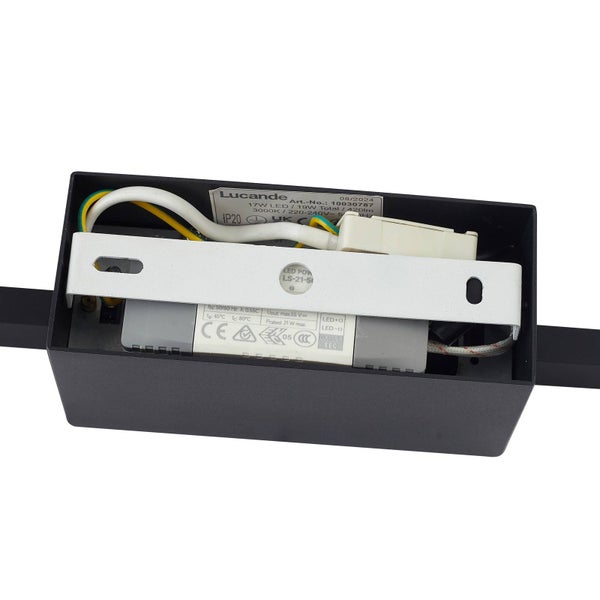 Innenansicht einer Lucande Wandleuchten-Halterung mit LED-Treiber, Montagebügel, Verkabelung und Typenschild mit technischen Angaben.