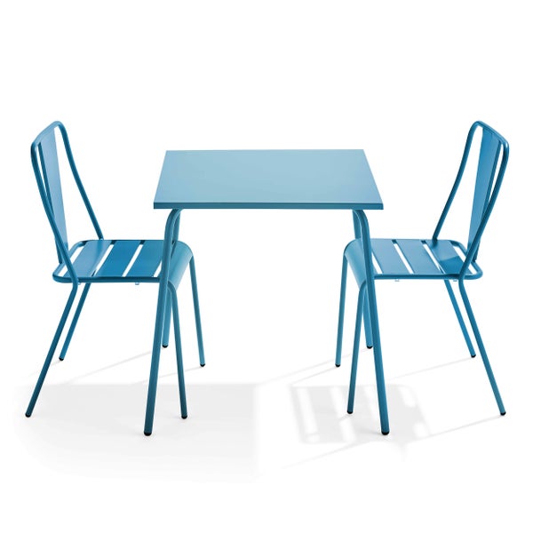 Dreiteiliges Balkon-Set aus Metall bestehend aus einem quadratischen Tisch und zwei Stühlen in Blau.