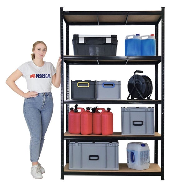 Schwerlastregal mit diversen Aufbewahrungsboxen und Kanistern