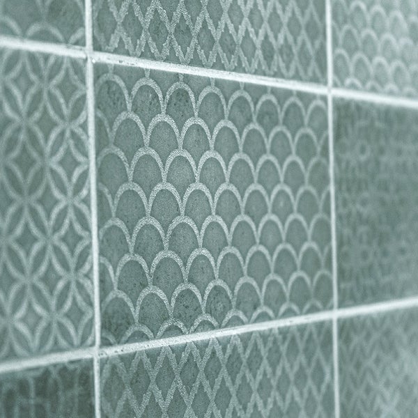 Wandfliesen mit dekorativen Mustern in Fischschuppen und geometrischen Formen für den Innenbereich