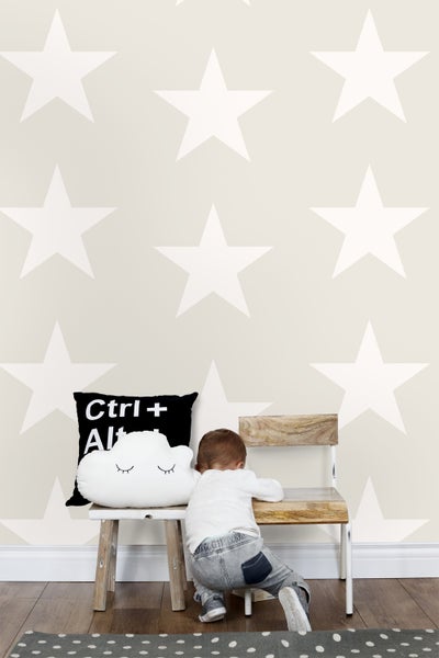 Kinderzimmer mit Sternentapete, Stuhl und Kissen