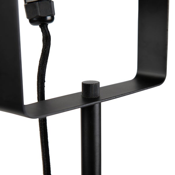 Detailaufnahme einer schwarzen Stehlampe mit Kabel