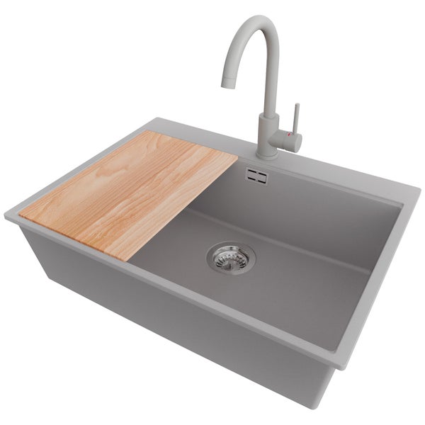 Graue Küchenspüle mit Schneidebrett und Wasserhahn