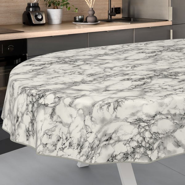 Runde Tischdecke mit Marmormuster in einer Küchenszenen