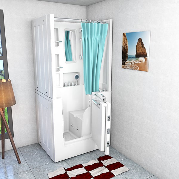 Weiße barrierefreie Sitzbadewanne mit Einstiegstür, integrierter Dusche, Sitz, türkisfarbenem Vorhang und Ablagen in hellem Badezimmer.