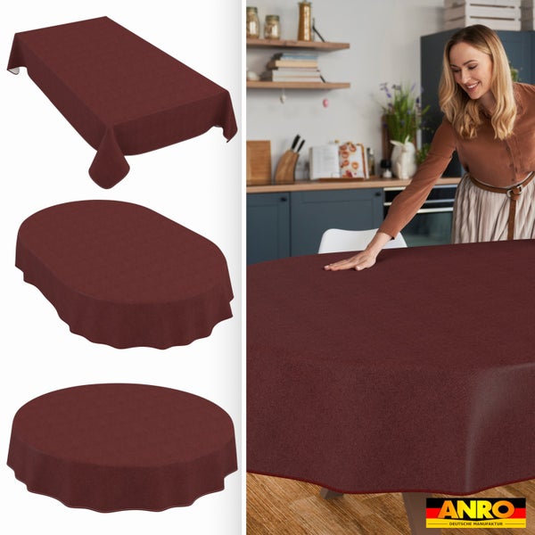 Dunkelrote, abwaschbare Tischdecke in rechteckiger, ovaler und runder Form. Eine Frau glättet die Decke in einer Küche. ANRO Deutsche Manufaktur Logo.