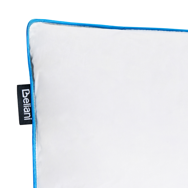 Weiße Kissenecke mit blauer Paspelierung und Beliani Logo