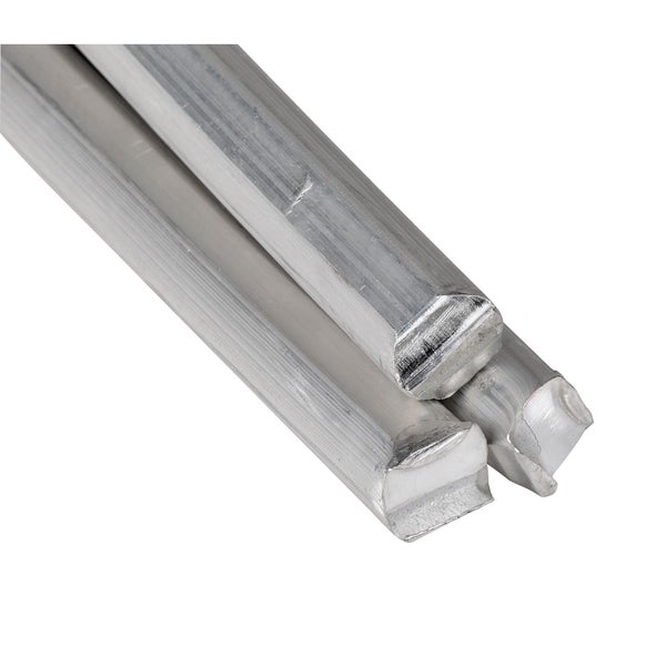 Detailansicht der batteriebetriebenen Makita Astsäge DUC101 mit Typenschild, Ölstandsanzeige und Verschlusskappe.