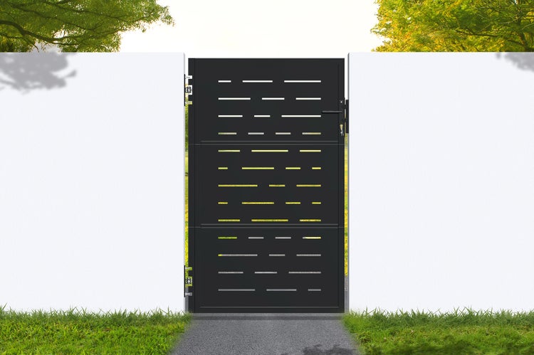Einflügeliges Gartentor aus schwarzem Metall mit horizontalen Dekorschlitzen, eingebaut in eine weiße Mauer.