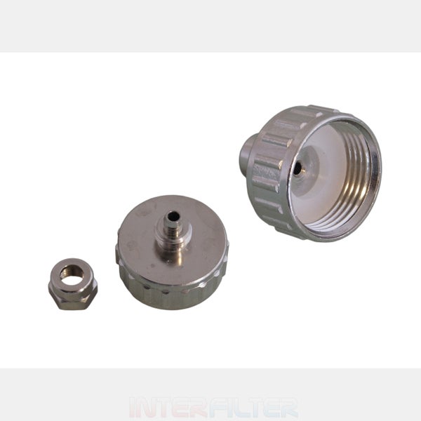 Ein Set bestehend aus zwei Metallanschlüssen und einer Sechskantmutter für Wasserfiltersysteme.