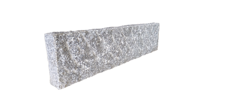 Granit Leistenstein mit gespitzter Oberfläche als Beeteinfassung oder Wegbegrenzung.