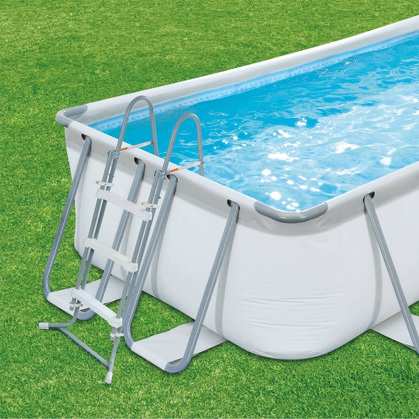 Rechteckiger Swimmingpool mit Leiter auf Rasen