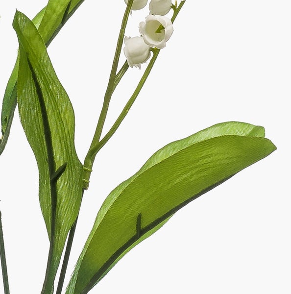 Künstliches Maiglöckchen mit strukturierten grünen Blättern und weißen glockenförmigen Blüten.