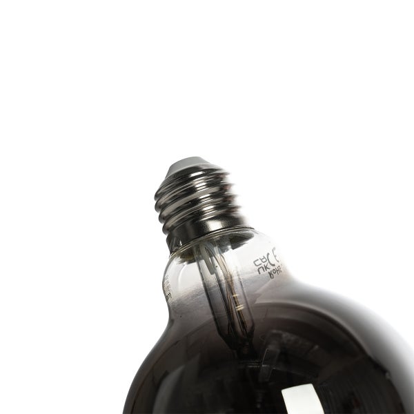 Nahaufnahme einer LED-Filament-Glühbirne mit E27-Fassung und rauchgrauem Glas.
