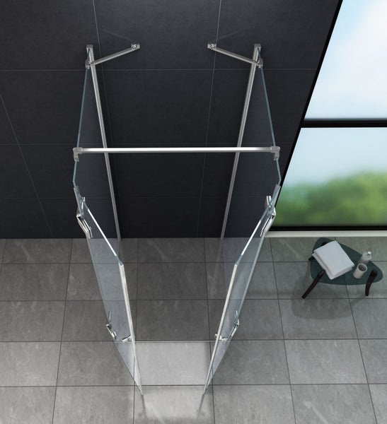 Begehbare Dusche mit Glaswänden und silberfarbenen Halterungen in einem Badezimmer