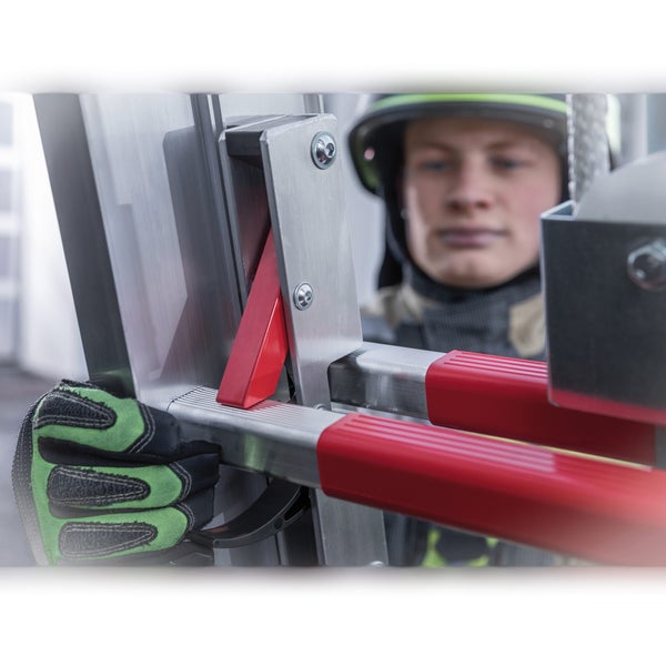 Detailaufnahme einer Feuerwehrleiter mit Person im Hintergrund