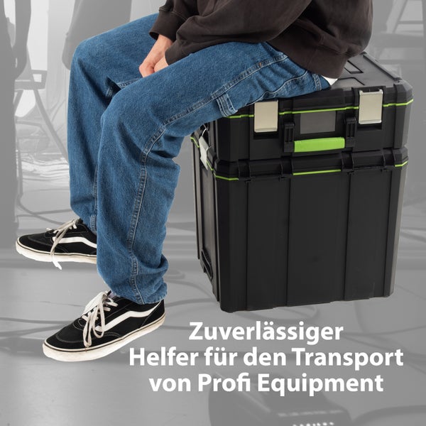 Schwarze Werkzeugkiste mit Person für Transport von Ausrüstung