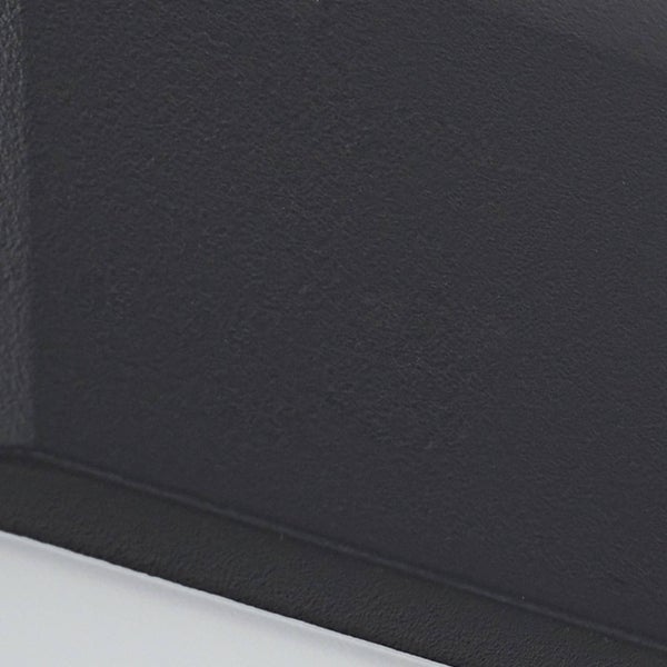 Detailansicht einer anthrazitfarbenen, strukturierten Oberfläche mit matter Ausführung.