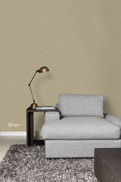 Wohnzimmer mit Sessel, Beistelltisch und Wandtapete