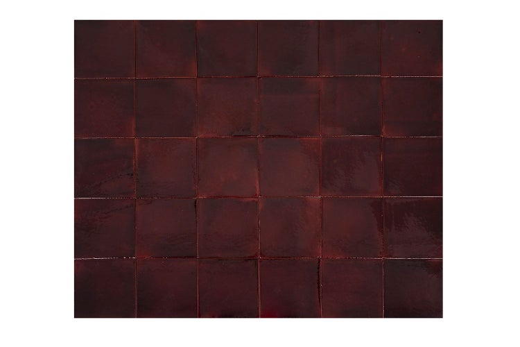 Quadratische, dunkle Fliesen im Fliesenverband