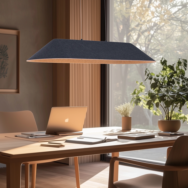 Moderne Pendelleuchte über einem Schreibtisch in einem hellen Arbeitszimmer mit Laptop und Pflanzen