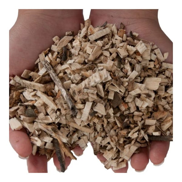 Zwei Hände halten eine Handvoll naturbelassene Holzhackschnitzel für den Garten.