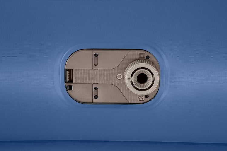 Nahaufnahme eines beschneiten künstlichen Weihnachtsbaums