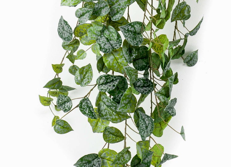 Künstliches Wandpaneel mit verschiedenen Farnen und Moos für die vertikale Gartenbegrünung.