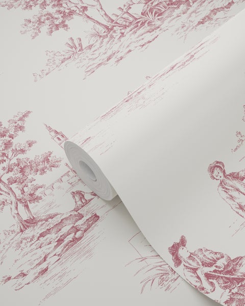 Vliestapete mit Toile-de-Jouy-Muster in Bordeauxrot und Creme, ländliche Szenen mit Personen und Bäumen.