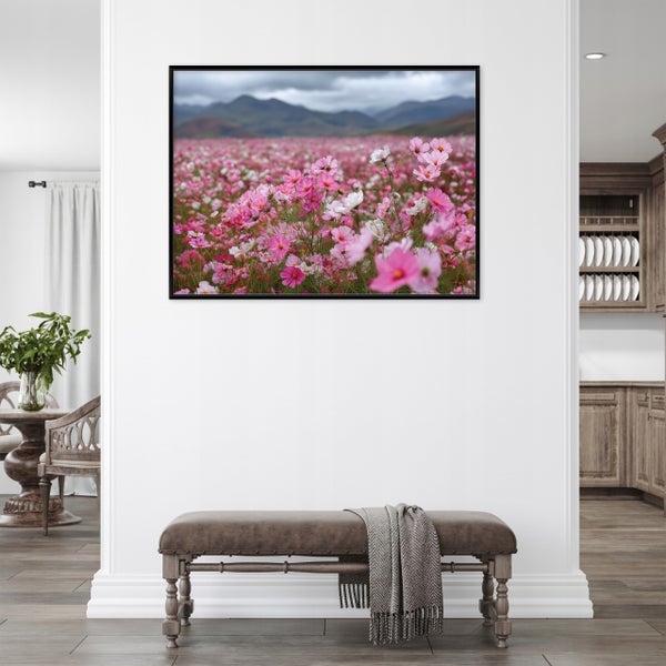 Dekoratives Wandbild mit Blumenfeld und Berglandschaft in einem Wohnraum über einer Bank