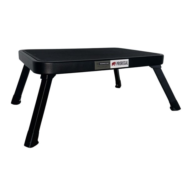 Schwarze Proregal Trittstufe mit rutschfester Oberfläche und stabilen Beinen.