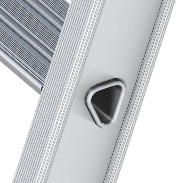 Detailansicht einer Aluminium Leiter mit dreieckiger Holmverbindung und geriffelter Stufe.