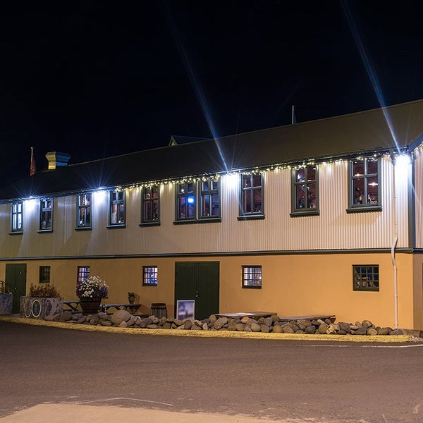 Außenansicht eines Gebäudes mit Beleuchtung in der Nacht.