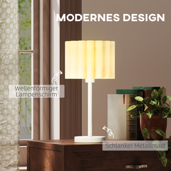 Ein einzelner aufgeklappter Klappstuhl neben fünf zusammengeklappten Stühlen.